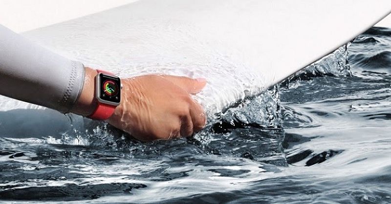 Apple Watch bị ngấm nước khiến sạc không lên nguồn.