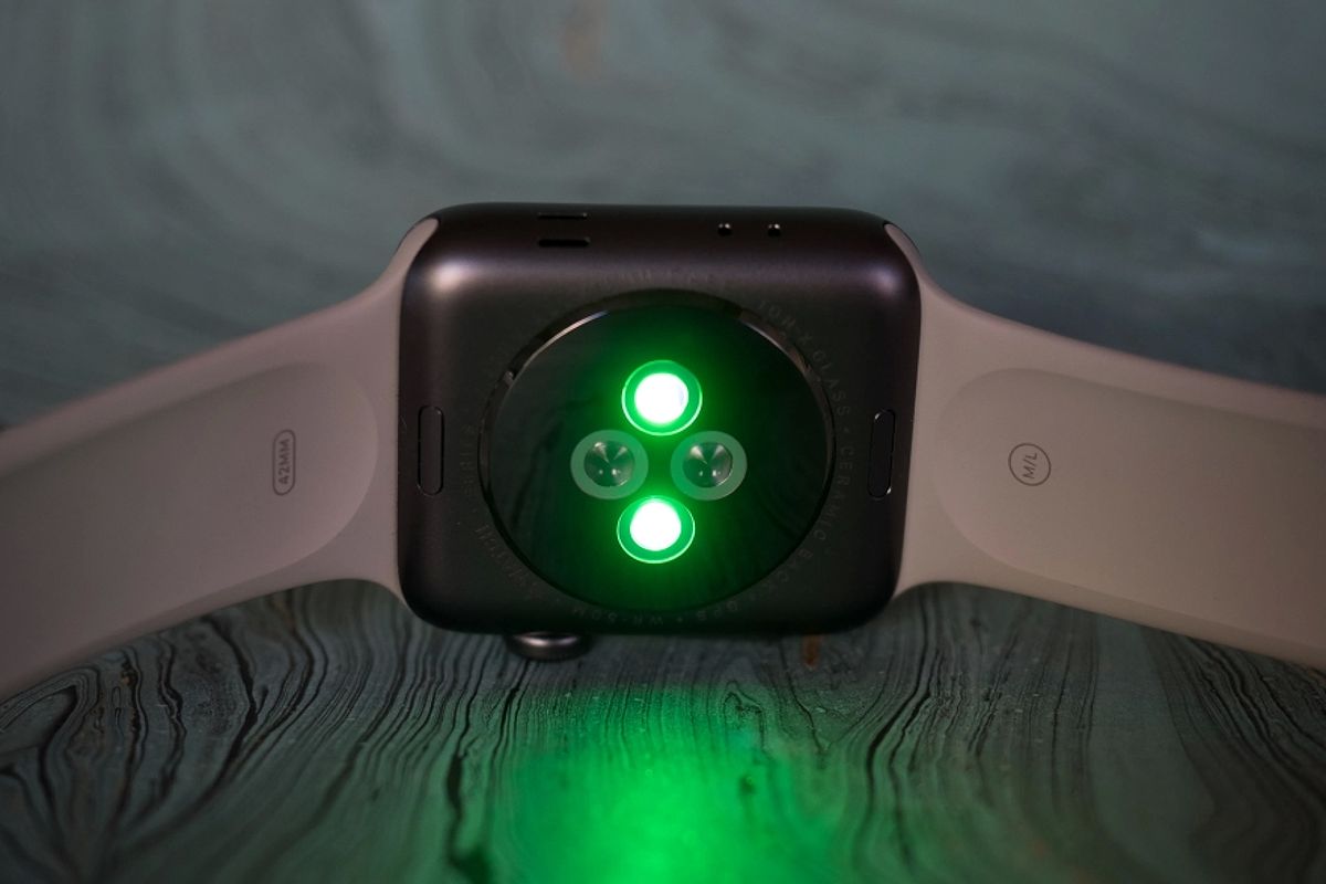 Cách tắt đèn xanh ở mặt sau của Apple Watch