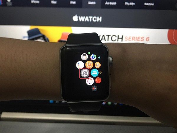 Cài đặt trên Apple Watch Series 8 để tắt chế độ Wake on Wrist Raise nhằm tiết kiệm pin.