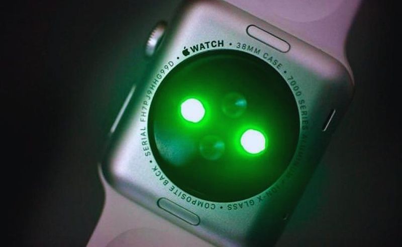 Cảm biến nhịp tim quang học trên Apple Watch