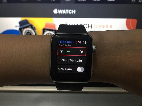 Điều chỉnh giảm độ sáng màn hình trên Apple Watch Series 8 để tiết kiệm pin.