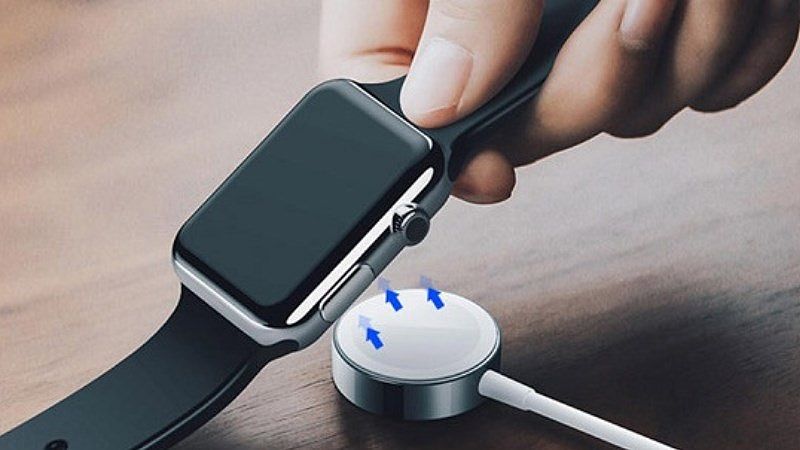 Hình ảnh cho thấy tình trạng Apple Watch không nhận sạc, dẫn đến hết pin và không lên nguồn.
