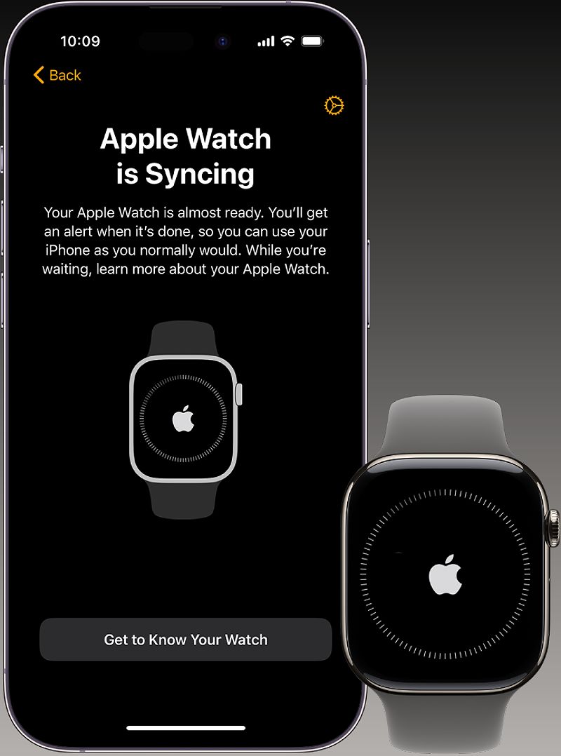 Một iPhone và Apple Watch ở cạnh nhau. Màn hình iPhone hiển thị “Apple Watch đang đồng bộ hóa”. Apple Watch hiển thị tiến trình đồng bộ hóa.