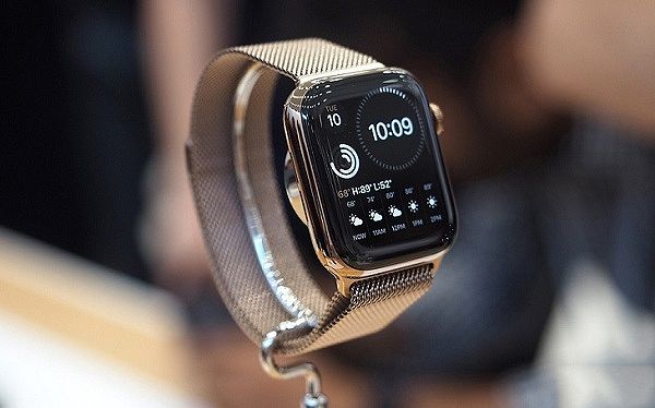 Phần viền của Apple Watch bản thép được đánh bóng sang trọng