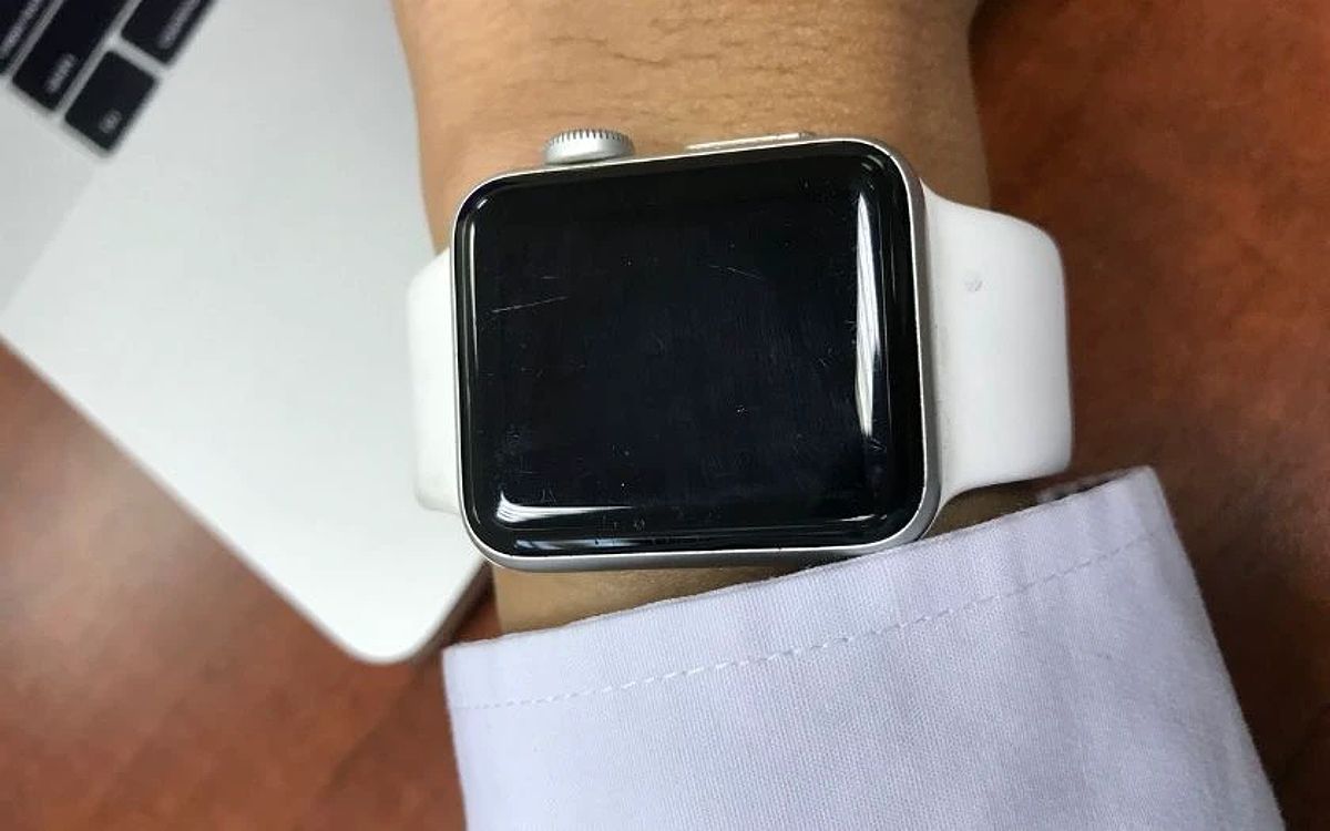 Tại sao xảy ra tình trạng tróc sơn trên Apple Watch