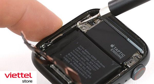 Vệ sinh chi tiết 2 mặt tiếp xúc giữa viên pin và thiết bị